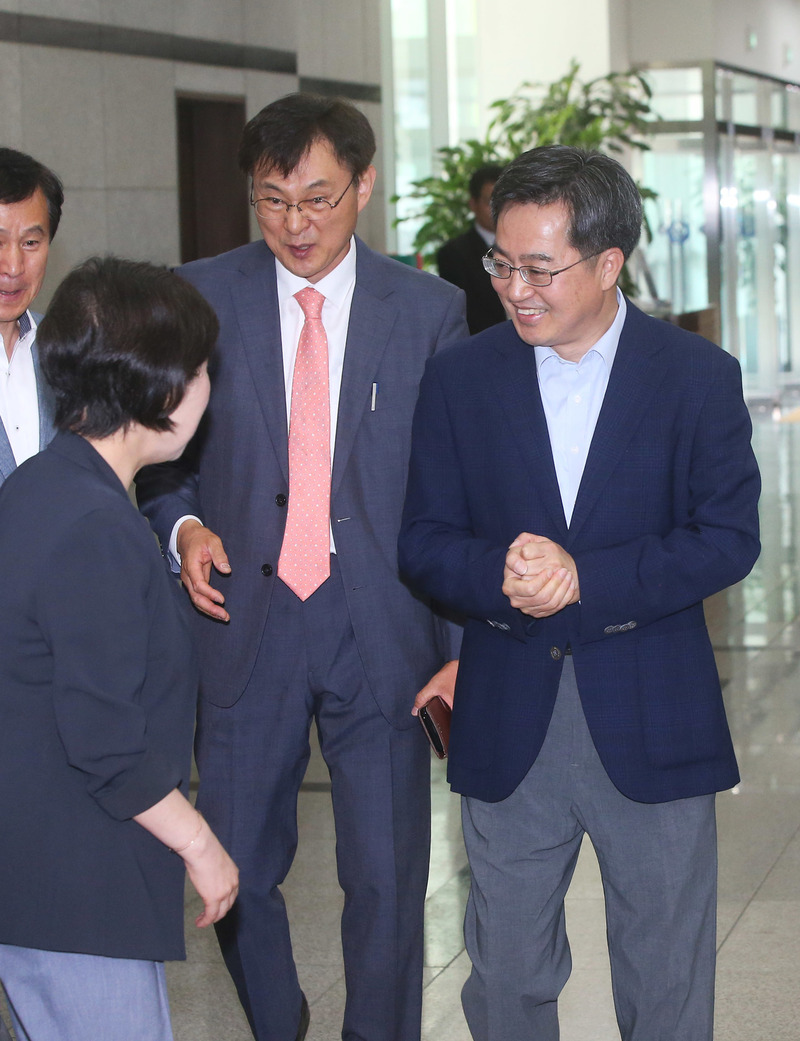 김동연 부총리 겸 기획재정부 장관 후보자가 22일 오전 경기도 수원시 영통구 아주대학교에서 열린 경기중등교장협의회 1학기 총회에서 참석자들과 인사를 나누고 있다. 연합뉴스