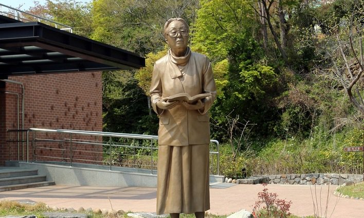 러시아 상트대에 박경리 동상 선다