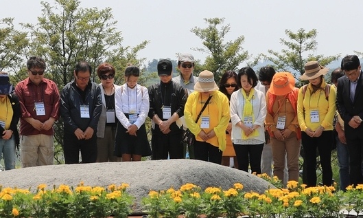 문재인 대통령, ‘봉하 메시지’ 준비…추도식 SNS 생중계 