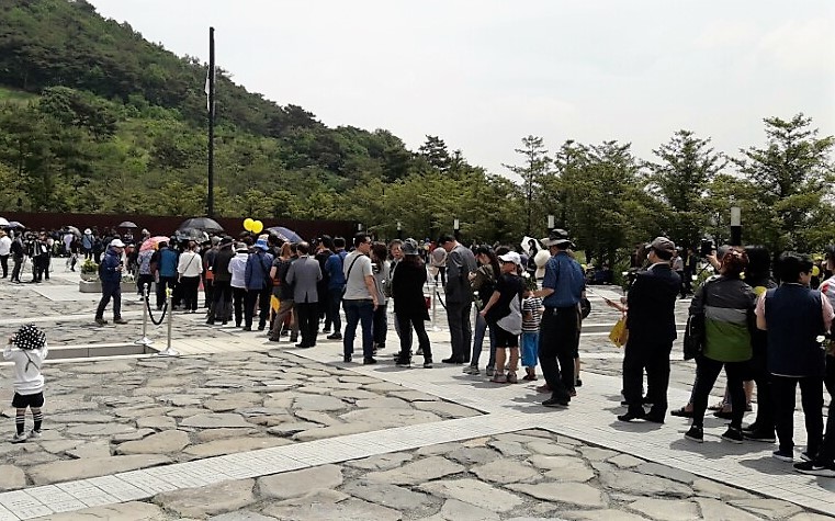 노무현 대통령 추도식에 앞서 미리 헌화하기 위해 노 대통령 묘역에 길게 줄을 선 참배객들.