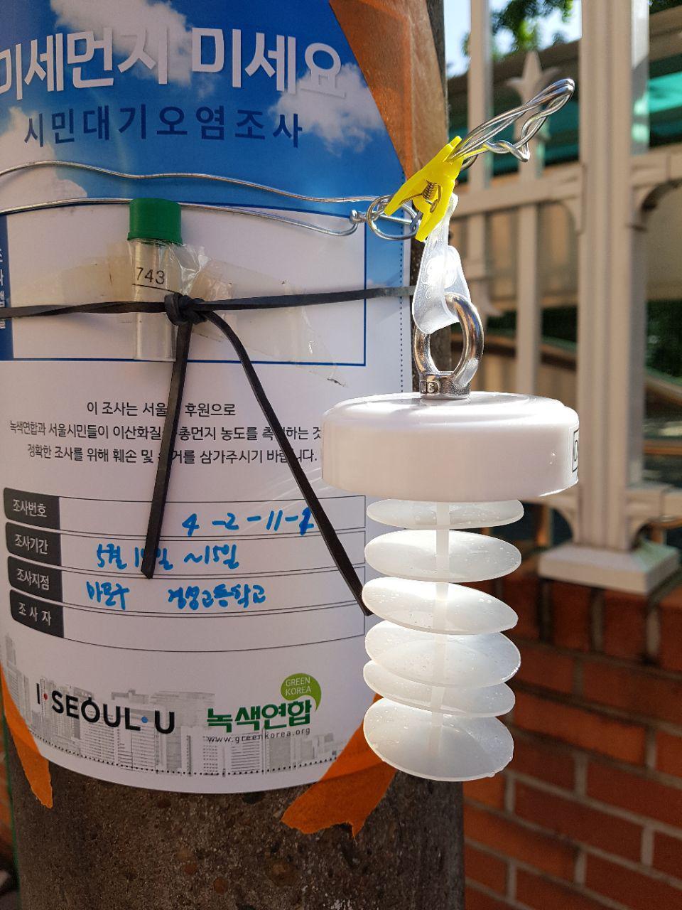 지난 14일 서울시 마포구 성산동에 설치된 채집기. 초록색 뚜껑이 달린 유리관이 이산화질소 채집기이고, 회오리모양처럼 생긴 게 총먼지 채집기이다. 고한솔 기자 sol@hani.co.kr