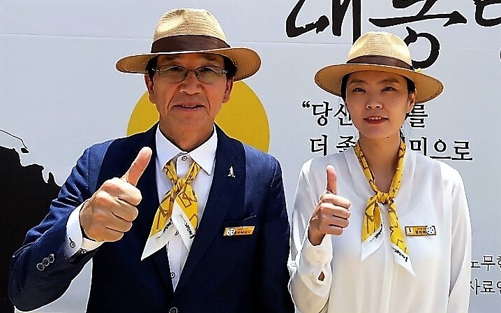 노무현 대통령 서거 8주기 추도식에서 시민을 대표해 추도사를 낭독한 고명석(왼쪽)씨와 김용옥씨 김해/최상원 기자