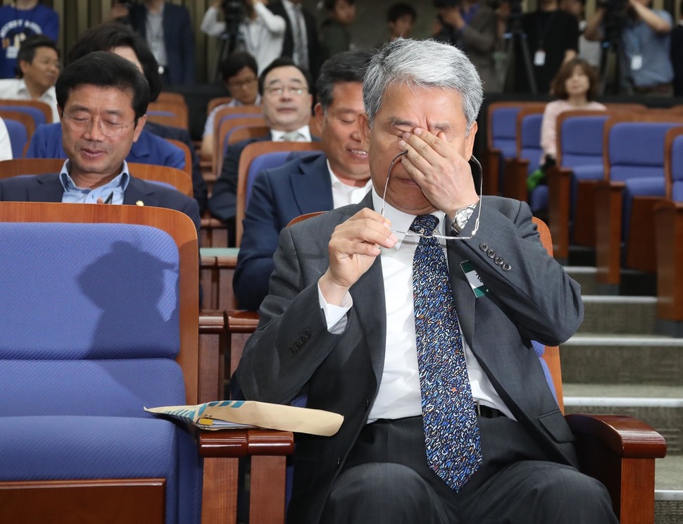 김동철 국민의당 원내대표 겸 대표 권한대행이 23일 오전 국회에서 비상대책위원장 선임 등 비대위 구성을 위해 열린 당무위원회의에서 안경을 벗은 채 눈가를 주무르고 있다. 이정우 선임기자 woo@hani.co.kr
