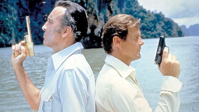 영화 <황금총을 가진 사나이>(1974)의 한 장면. 오른쪽이 로저 무어.