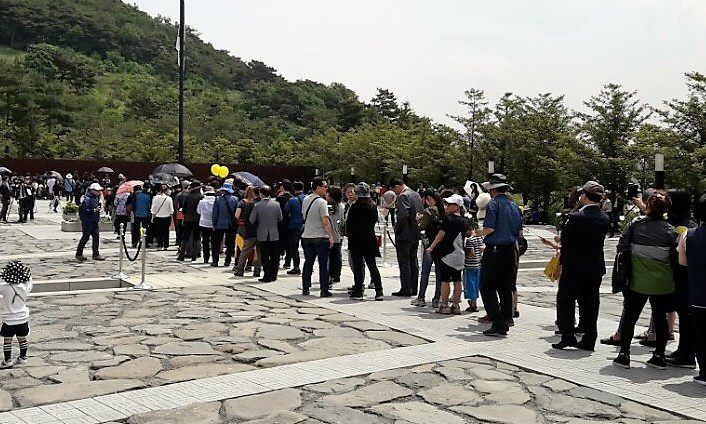 노 전 대통령 8주기 추도식, 하루 종일 ‘만차’·수백m 긴 줄