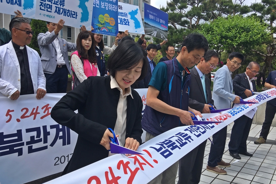 6.15공동선언실천남측위원회 대전본부가 24일 연 남북관계 개선 촉구 기자회견에서 참석자들이 조속한 남북관계 개선과 5.24 조치 해제를 요구하는 행위극을 하고 있다. 송인걸 기자 igsong@hani.co.kr