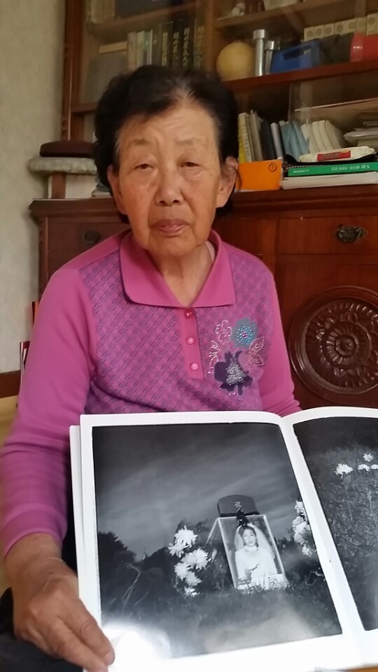 80년 5월 딸을 잃은 김현녀(82)씨가 23일 오후 광주시 중흥동 자택에서 딸 묘지 사진을 들고 있다. 정대하 기자