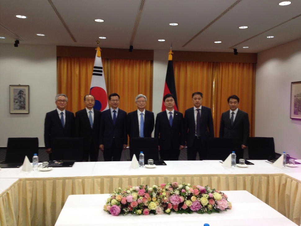 앙겔라 메르켈 독일 총리를 24일 면담한 조윤제 특사(가운데)가 이끄는 유럽연합(EU)·독일 특사단. 메르켈 총리와 면담 뒤 베를린 주재 독일대사관에서 한국 기자단과 간담회를 가졌다.