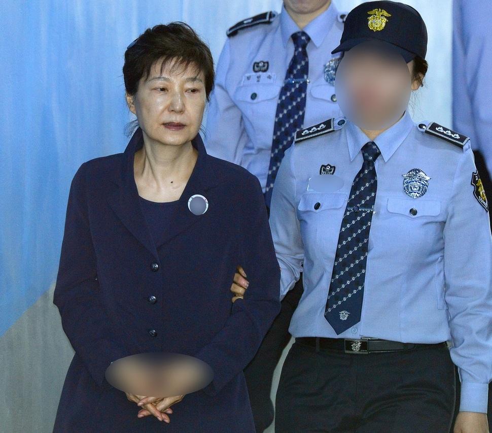 삼성 등 대기업에서 총 592억원의 뇌물을 받거나 요구·약속한 혐의 등으로 구속기소 된 박근혜 전 대통령이 25일 오전 2차 공판에 출석하기 위해 서울 서초동 서울중앙지법에 도착해 법정으로 향하고 있다.  연합뉴스