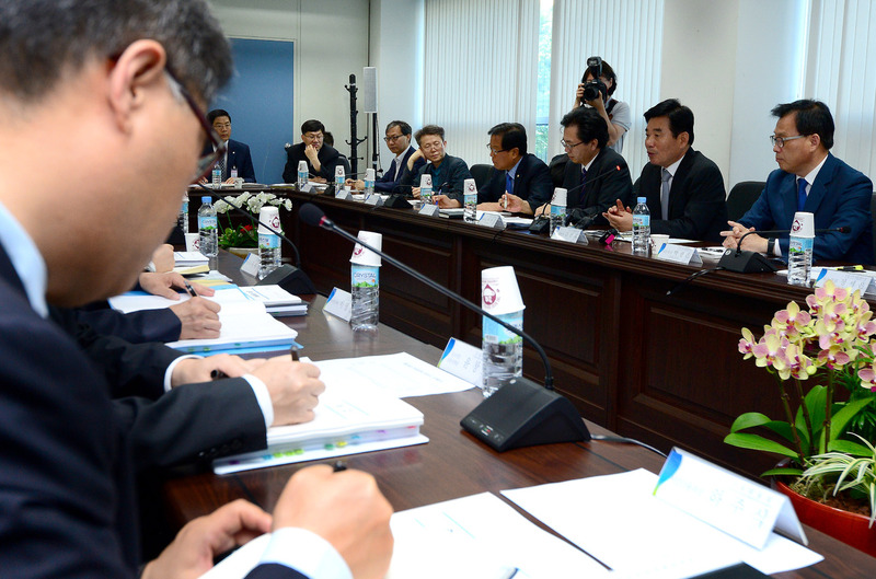 금융위원회 직원들이 25일 오전 서울 종로구 통의동 국정기획자문위에서 업무보고를 하고 있다. 연합뉴스