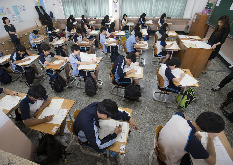 한국인은 왜 시험에 집착할까. 사진은 2015년 6월23일 국가수준 학업성취도 평가(일제고사) 장면. 김성광 기자 flysg2@hani.co.kr