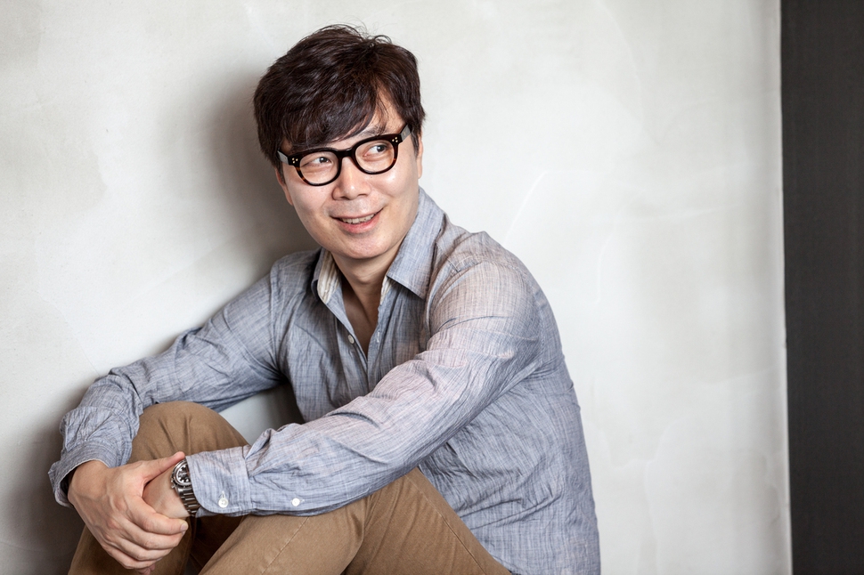 소설집 <오직 두 사람>을 낸 작가 김영하. “젊었을 때는 내 문학이 국내보다는 해외에서 더 잘 받아들여지지 않을까 하는 생각도 했지만, 지금은 내 소설이 가장 잘 이해되고 읽히는 건 한국이라는 생각으로 모국어와 모국의 독자들에게 집중하려 한다”고 말했다. 문학동네 제공