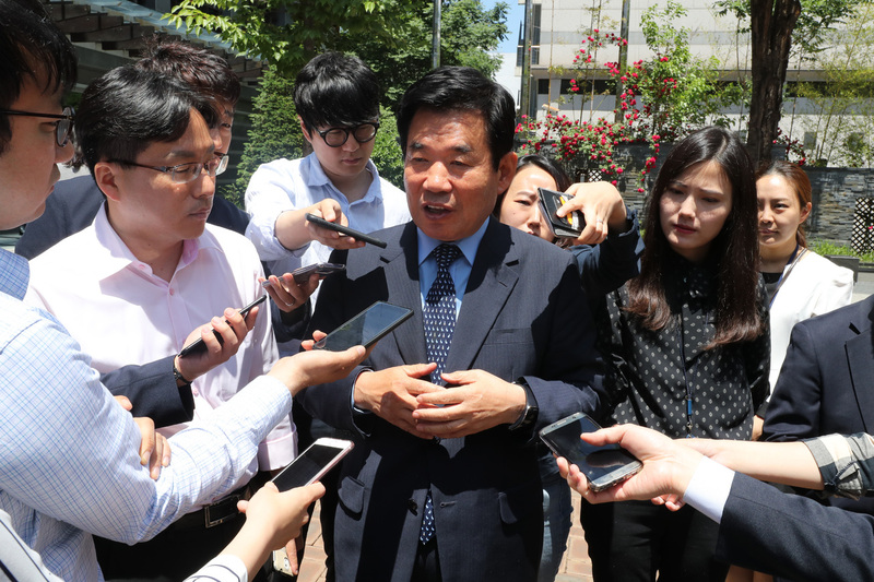 국정기획자문위원장인 김진표 더불어민주당 의원이 26일 낮 서울 종로구 통의동 위원회 사무실을 나서면서 비정규직의 정규직 전환 정책을 비판하는 자료를 낸 한국경영자총협회에 대한 기자들의 질문에 답변을 하고 있다. 김태형 기자 xogud555@hani.co.kr