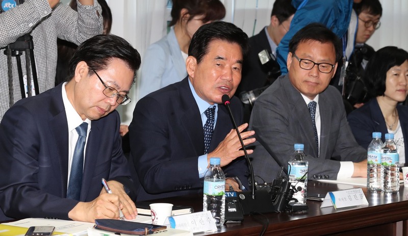 김진표 국정기획자문위원회 위원장이 26일 오전 통의동 국정기획위에서 열린 공정거래위원회 업무보고에서 모두발언을 하고 있다. 연합뉴스