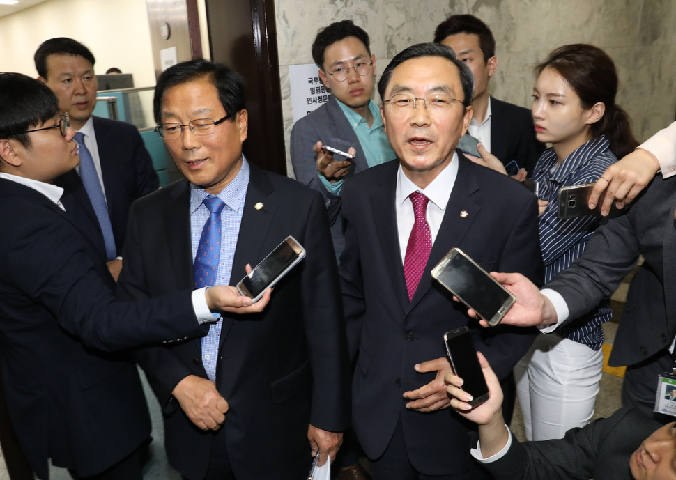 이낙연 국무총리 후보자 인사청문회 심사경과보고서 채택 여부를 논의하러 모인 윤후덕 더불어민주당(왼쪽), 경대수 자유한국당(오른쪽) 인사청문특위 간사가 26일 오후 국회에서 청와대의 입장 표명 뒤 “보고서 채택 여부를 다시 논의하기로 했다”고 취재진에게 설명하고 있다. 강창광 기자 chang@hani.co.kr