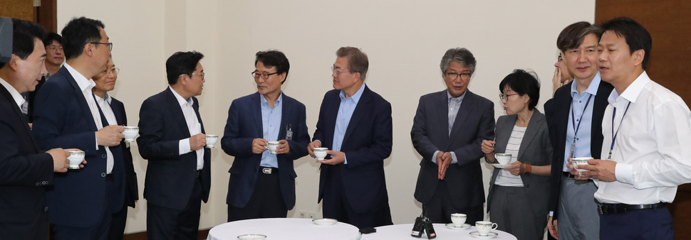 문재인 대통령과 참모진이 25일 청와대 여민관 소회의실에서 열린 수석보좌관회의 전에 차를 마시며 대화하고 있다. 왼쪽부터 박수현 대변인, 윤영찬 국민소통수석, 이상철 국가안보실 1차장, 전병헌 정무수석, 장하성 정책실장, 문대통령, 김기정 국가안보실 2차장, 조현옥 인사수석, 하승창 사회혁신수석, 이정도 총무비서관, 조국 민정수석, 임종석 비서실장. 연합뉴스