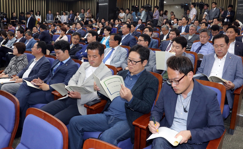 더불어민주당 의원들이 28일 오후 국회에서 열린 의원 워크숍에 참석하고 있다. 연합뉴스