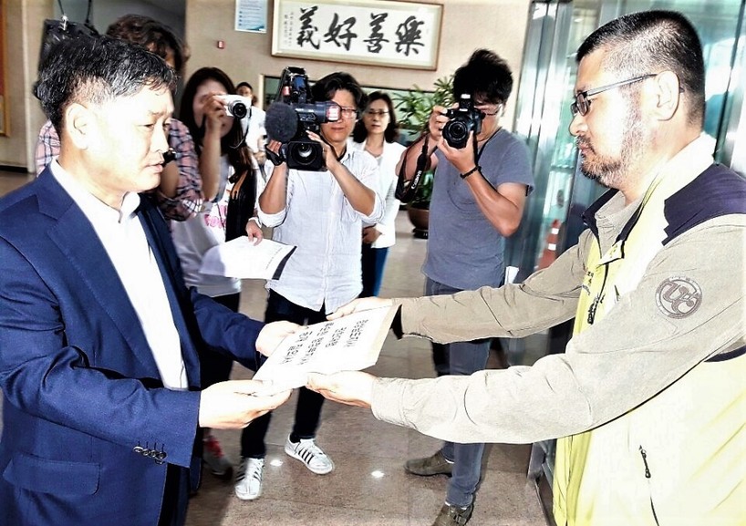염기용(오른쪽) 전국보건의료산업노조 울산·경남지역본부장은 29일 진주의료원 재개원 관련 경남도 의견을 묻는 질의서를 홍민희 경남도 복지보건국장에게 전달했다.