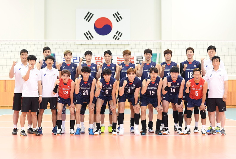 2017 국제배구연맹(FIVB) 남자부 월드리그 출전을 앞둔 한국 대표팀의 김호철(앞줄 맨 오른쪽) 감독과 선수들이 선전을 다짐하고 있다. 대한배구협회 제공