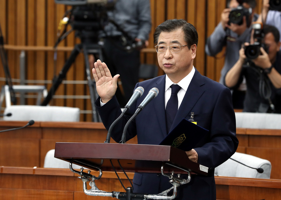 서훈 국가정보원장 후보자가 29일 오전 국회에서 열린 인사청문회에서 후보자 선서를 하고 있다. 김태형 기자 xogud555@hani.co.kr