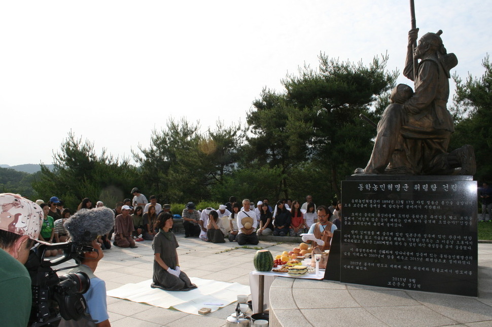 지난해 열린 123동학보은취회에 참석한 시민들이 동학혁명군위령탑 앞에서 동학 영령의 넋을 기리는 제를 올리고 있다. 삶결두레 아사달 제공