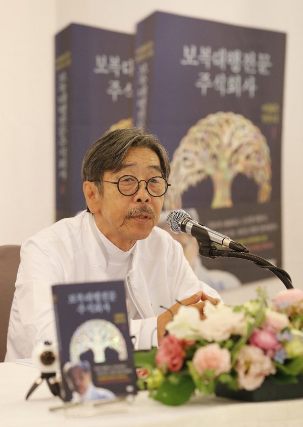 소설가 이외수씨가 30일 오전 서울 프레스센터에서 열린 장편소설 <보복대행전문주식회사> 출간 기념 기자간담회에서 새 작품에 관해 이야기하고 있다. 박종식 기자 anaki@hani.co.kr
