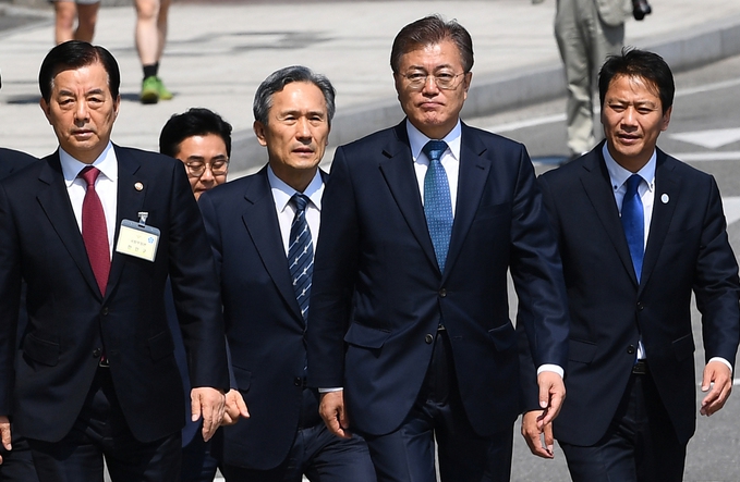 문재인 대통령이 지난 17일 오후 취임 뒤 처음으로 서울 용산구 국방부를 방문해 한민구 국방부 장관(맨 왼쪽)의 안내를 받아 합동참모본부로 이동하고 있다.  청와대사진기자단