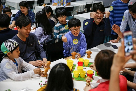 연 2회 개최되는 서울보드게임페스타 행사에서 여러 가족들이 보드게임 체험을 하며 즐거워하고 있다. 한국보드게임산업협회 제공