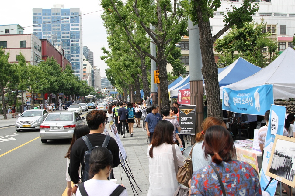 지난해 6월 민주항쟁 29돌 기념행사 당시 시민들이 민주주의 박람회장에 전시된 전시물을 보고 있다. 부산민주항쟁기념사업회 제공.