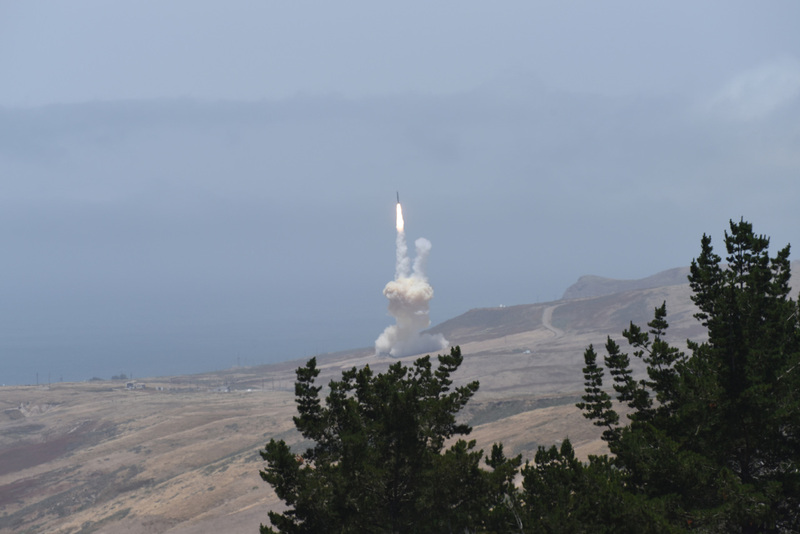 30일 미국 캘리포니아주 반덴버그 공군기지에서 대륙간탄도미사일(ICBM) 요격 미사일이 발사되고 있다. 미국 미사일방위청 제공.