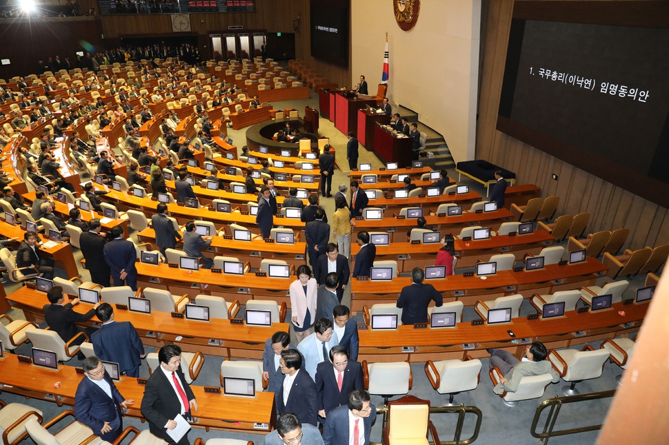 이낙연 국무총리 후보자에 대한 임명동의안이 상정된 31일 국회 본회의에서 자유한국당 의원들이 항의하며 퇴장하고 있다. 임명동의안은 출석 의원 188명 가운데 찬성 164명, 반대 20명, 기권 2명, 무효 2명으로 가결됐다. 강창광 기자 chang@hani.co.kr