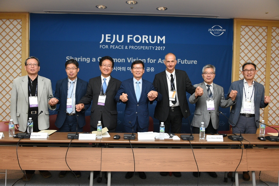 유영록 경기도 김포시장(가운데)와 제주포럼 발표·토론자들이 31일 오후 토론회를 마치고 기념 촬영을 하고 있다.