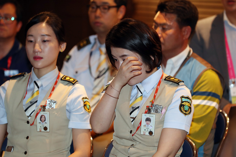 지난달 12일 문재인 대통령이 인천공항공사를 찾아 “공공부문 비정규직 제로 시대를 열겠다”며 연 대화 자리에서 한 직원이 눈물을 닦고 있다. 청와대사진기자단