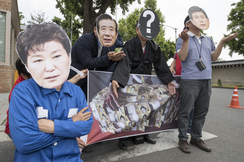 “박근혜 전 대통령이 70일 동안 쓴 특수활동비가 35억원이라는데, 저는 70일 동안 고양이와 살면서 250만원 정도 쓴 것 같아요. 1만분의 1인 35만원이라도 쓸 수 있다면 우리 고양이 놀이터도 만들어줄 수 있을 텐데. 하하하.” 1일 오전 청와대 사랑채 들머리에서 열린 ‘박근혜 특수활동비 유용 즉각 조사 촉구 기자회견’에서 박 전 대통령의 가면을 쓴 채 행위극을 벌인 채명훈 노동당 경기도당 조직국장이 기자회견을 마친 뒤 씁쓸한 농담을 던졌다. 김성광 기자 flysg2@hani.co.kr