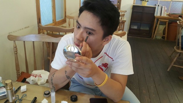 지난 30일 서울 강남구 역삼동의 한 카페에서 김정현(24)씨가 신중한 표정으로 거울을 보며 아이라인을 그리고 있다.