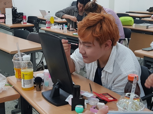 지난 25일 오후 서울 성북구 고려대의 한 강의실에서 진행된 ‘화장하는 남자’ 프로젝트 첫 모임에서 한 참가자가 화장 실습을 하고 있다.