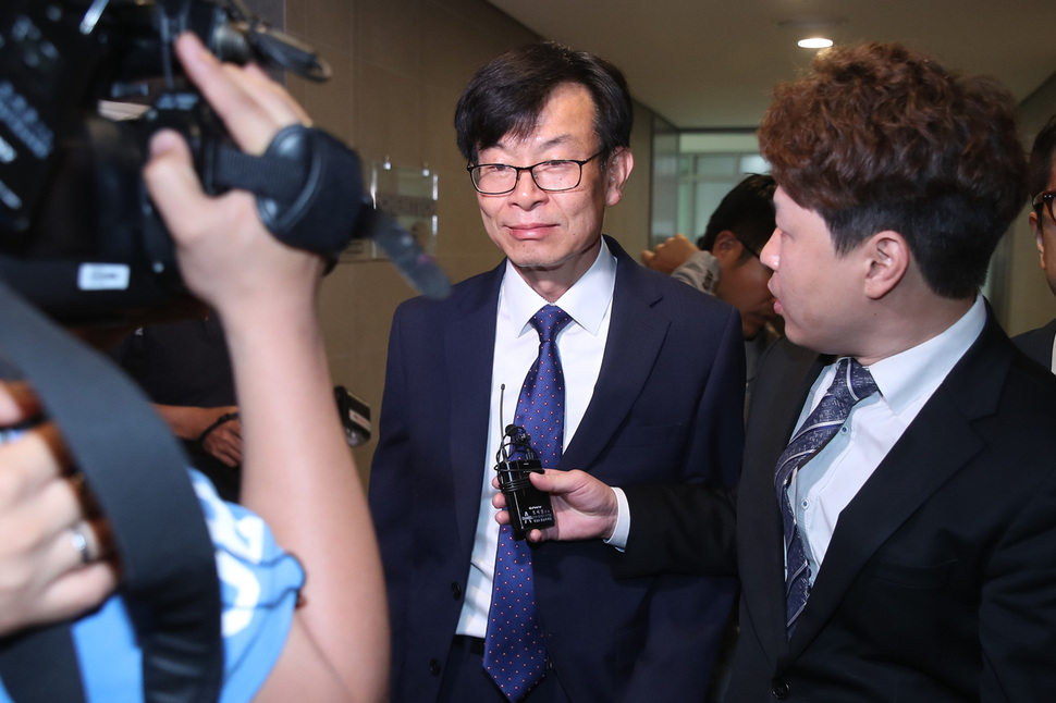 김상조 공정거래위원장 후보자가 1일 오전 서울 중구 한국공정거래조정원에 마련된 청문회 준비 사무실로 출근하고 있다.연합뉴스
