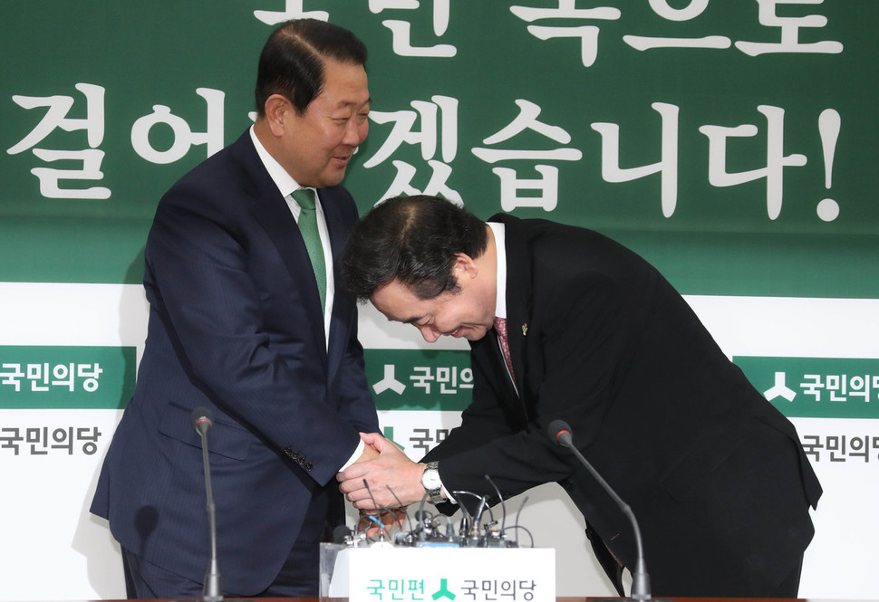 이낙연 국무총리가 1일 오전 국회 국민의당 대표실을 방문해 총리 임명동의안 표결에 협력한 박주선 국민의당 비상대책위원장에게 고개를 숙여 인사하고 있다. 이정우 선임기자 woo@hani.co.kr