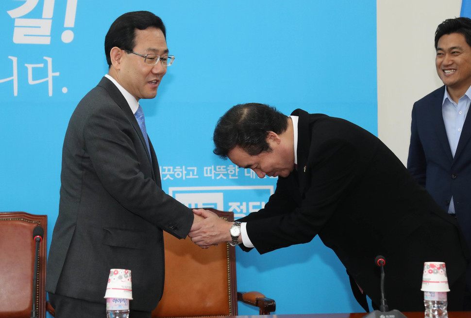 이낙연 총리가 국회 바른정당 대표실을 방문해 주호영 원내대표에게 고개를 숙여 인사하고 있다. 이정우 선임기자 woo@hani.co.kr