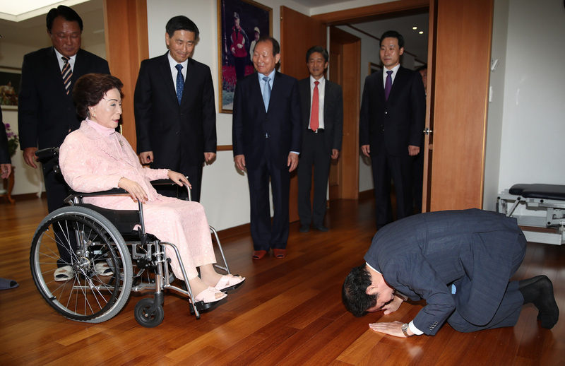 이낙연 국무총리(오른쪽)가 2일 오전 서울 동작구 상도동 고 김영삼 전 대통령의 자택을 찾아 부인 손명순씨에게 큰절을 하고 있다. 연합뉴스