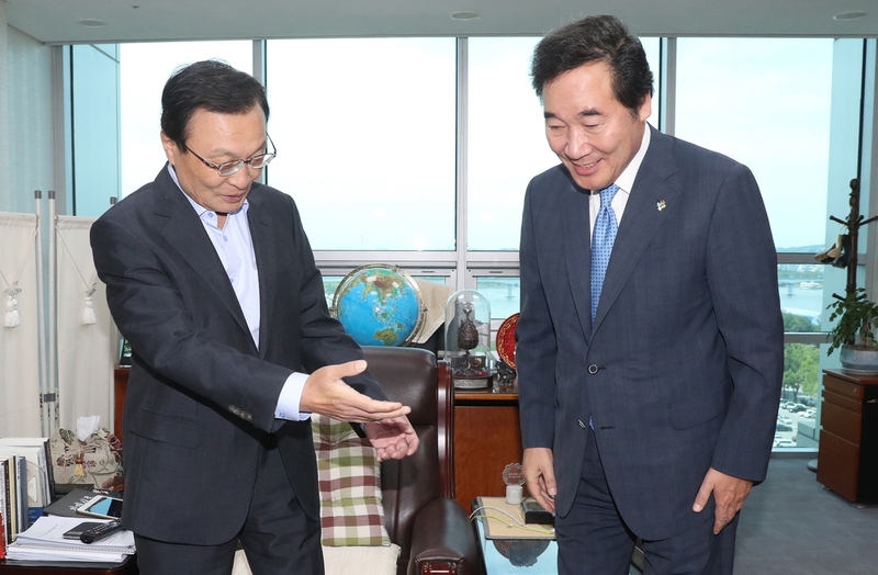 이낙연 신임 국무총리가 2일 오후 국회의원회관을 방문, 더불어민주당 이해찬 의원과 인사한 뒤 자리에 앉고 있다. 연합뉴스