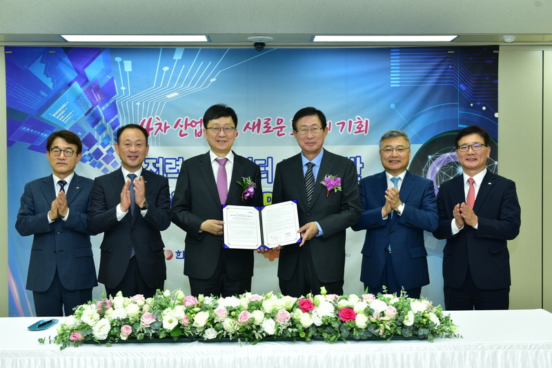 차상균 서울대 교수(왼쪽 세 번째)와 조환익 한국전력 사장(오른쪽 세 번째) 등이 기술개발 및 인재양성 협약식을 마치고 기념촬영을 하고 있다. 한국전력 제공