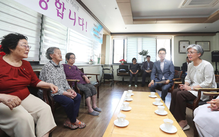 강경화 외교부 장관 후보자가 6월2일 오전, 경기도 광주시 퇴촌면 일본군 위안부 피해 할머니들의 쉼터인 ‘나눔의 집’을 방문해 할머니들과 이야기를 나누고 있다. 연합뉴스