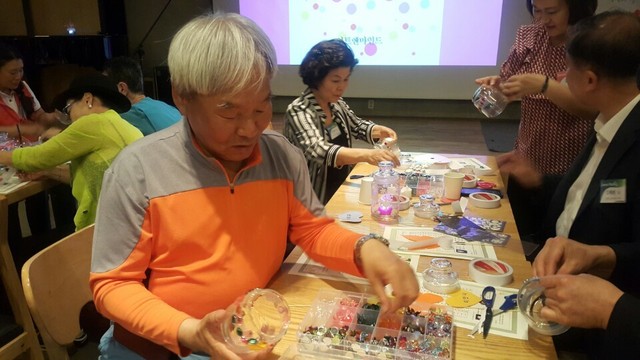 2일 저녁 서울 종로구 대학로의 한 카페에서 진행된 사랑의장기기증운동본부 ‘도너 패밀리’(장기기증자 유가족) 소모임에서 이춘남(74)씨가 미술 치료에 참여하고 있다. 이씨의 아내인 신창자(사망 당시 68)씨는 지난 2012년 뇌졸중으로 쓰러져 뇌사 판정을 받은 뒤 7명에게 신장과 간, 각막을 기증하고 숨졌다.
