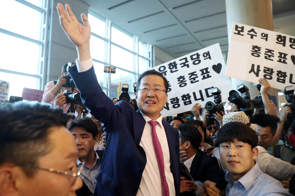 자유한국당 대선 후보였던 홍준표 전 경남지사가 4일 오후 영종도 인천국제공항을 통해 귀국해, 지지자들을 향해 손을 흔들고 있다. 인천공항/연합뉴스