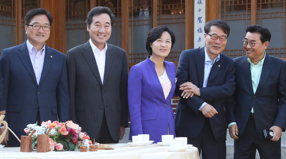 5일 오전 서울 삼청동 국무총리 공관에서 문재인 정부 들어 처음 열린 고위 당정청회의에서 장하성 청와대 정책실장이 가장자리에 서 있다가 추미애 더불어민주당 대표에게 이끌려 가운데 자리로 이동하고 있다. 왼쪽부터 우원식 더불어민주당 원내대표, 이낙연 총리, 추미애 더불어민주당 대표, 장 실장, 전병헌 정무수석. 이정우 선임기자 woo@hani.co.kr