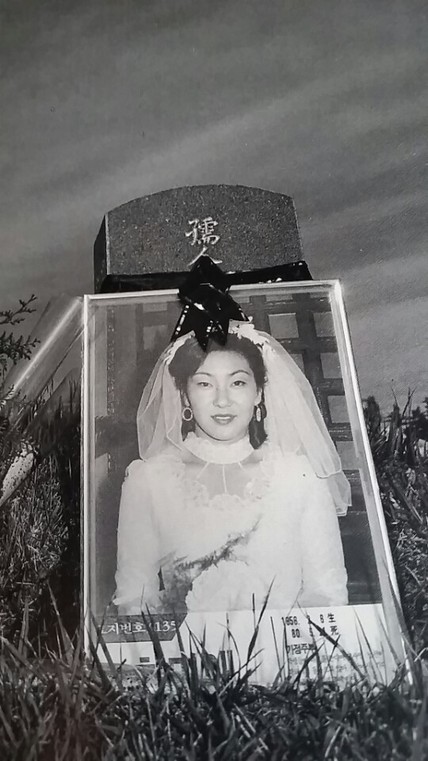 80년 5월21일 오후  광주 북구 중흥동 민간 인도에서 공수부대가 쏜 총에 맞아 사망한 임산부 최미애(23)씨 영정사진. 이상일 사진가