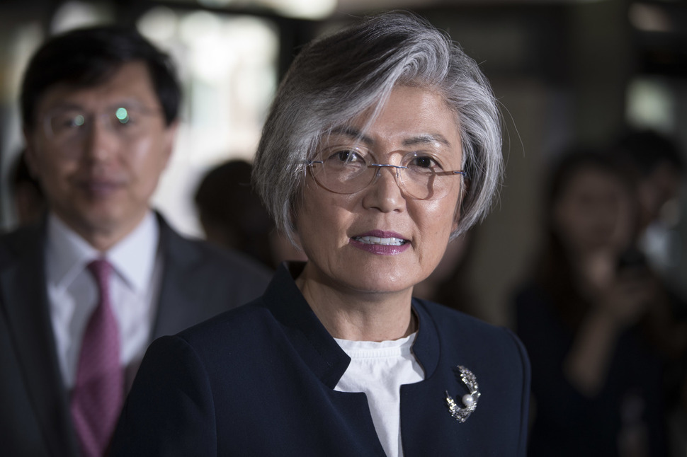 강경화 외교부 장관 후보자가 지난달 25일 오후 서울 종로구 대우빌딩 사무실로 향하고 있다. 김성광 기자 flysg2@hani.co.kr