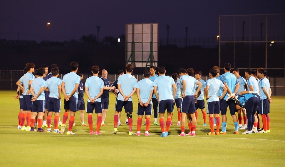 한국 축구대표팀 선수들이 5일(현지시간) 아랍에미리트 라스알카이마에서 열린 팀 훈련에 앞서 울리 슈틸리케 감독의 말을 듣고 있다. 라스알카이마/연합뉴스