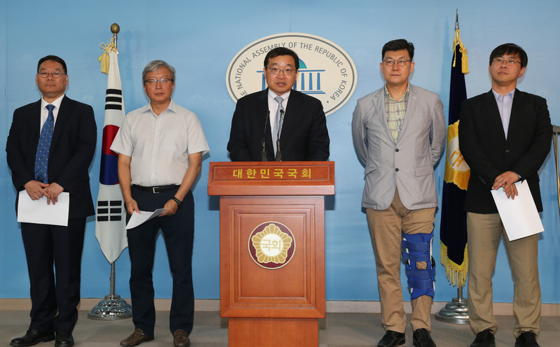 6일 오전 국회 정론관에서 전성인 홍익대 교수(왼쪽부터), 강남훈 한신대 교수, 원승연 명지대 교수, 김남근 민주사회를 위한 변호사 모임 부회장, 박상인 서울대 교수가 김상조 공정거래위원장 후보자 지지 성명을 발표하고 있다.  김태형 기자 xogud555@hani.co.kr